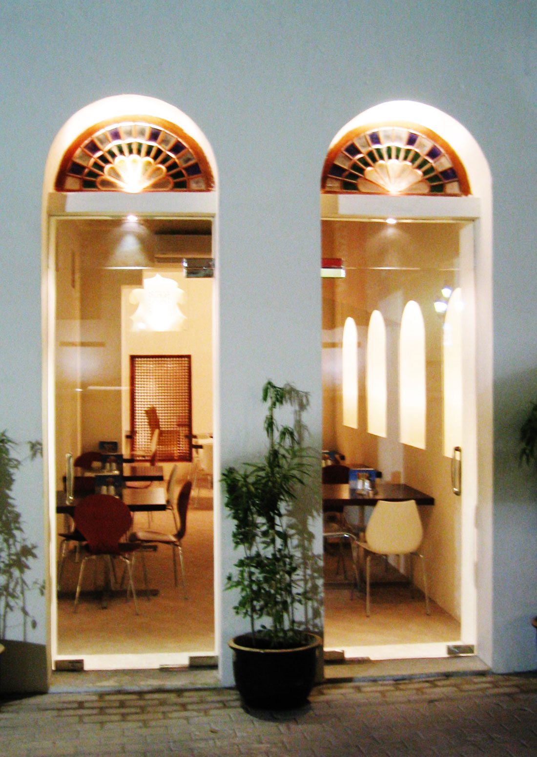 Blind niches opened and were replaced with glazing at the Fen Cafe in Sharjah by RTAE, Dubai